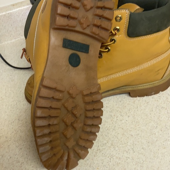 Size 12 Men’s timberland boots. Dark brown are ST main image 4